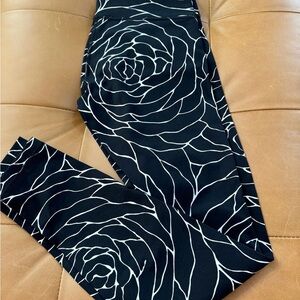 Lululemon Athletica Black and White Leggings (full length) with Elegant Pattern